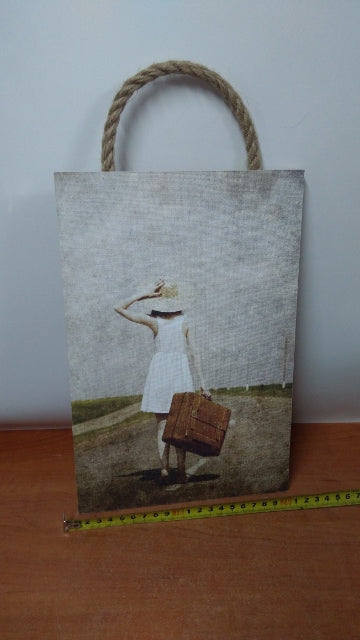 tabliczka/obraz do zawieszenia 20x30 KOBIETA Z WALIZKĄ