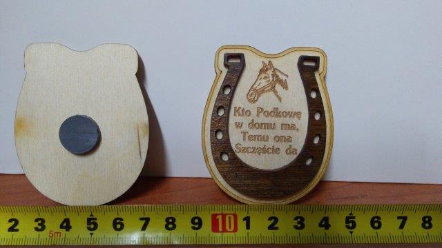 podkowa na desce magnes  6 x 7,5cm nr 100