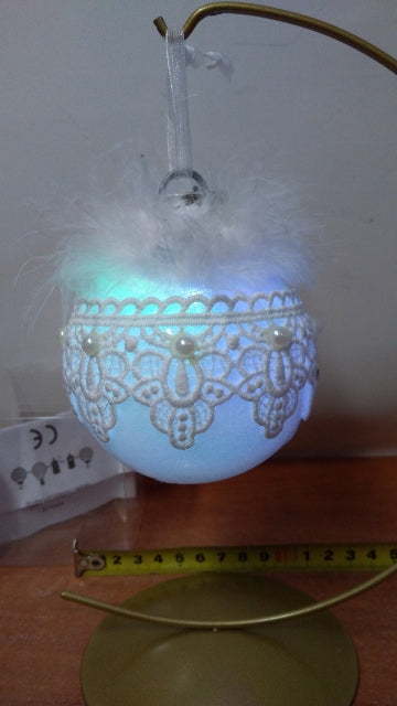 bombka led zmieniająca kolory z koronką PIÓRKA