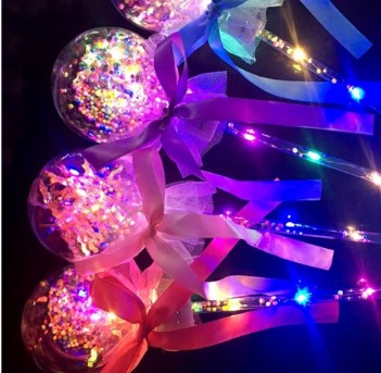 Pałeczka SERCE LED z łańcuchem i kuleczkami 37cm 10383