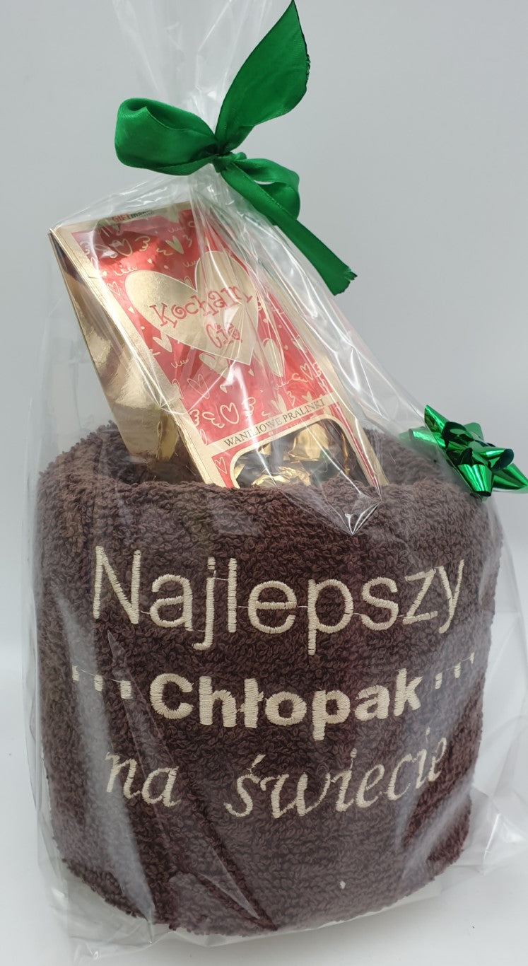 Ręcznik  z haftem "Super Chłopak" + słodycze