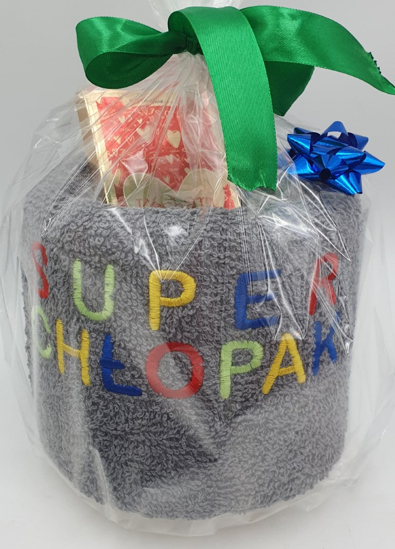 Ręcznik  z haftem "Super Chłopak" + słodycze