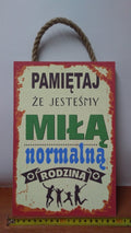 tabliczka/obraz do zawieszenia 20x30 PAMIĘTAJ,ŻE JESTEŚMY MIŁĄ NORMALNĄ RODZINĄ