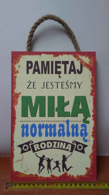 tabliczka/obraz do zawieszenia 20x30 PAMIĘTAJ,ŻE JESTEŚMY MIŁĄ NORMALNĄ RODZINĄ